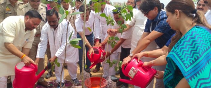 मन्त्री अनिल कुमार व डीएम पौधारोपण करते हुए