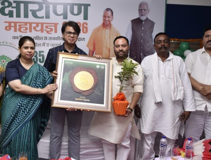 डीएम जसजीत कौर का सम्मान करते हुए मन्त्री जी डीएम जसजीत कौर का सम्मान करते हुए मन्त्री जी