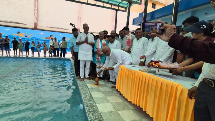 मंत्री तरणताल उद्घाटन करते हुए