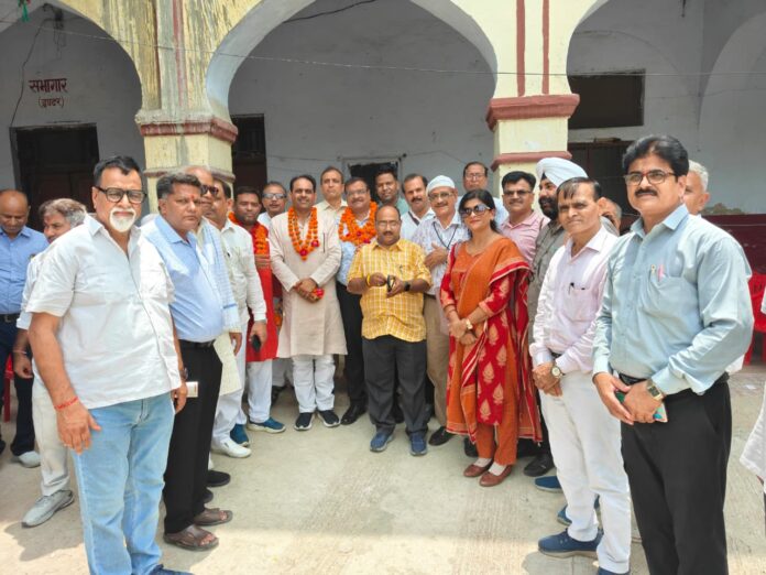 लखनऊ में माध्यमिक शिक्षक संघ की बैठक का फोटो
