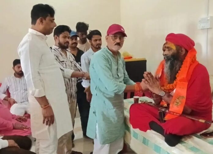 महंत मधुराम स्वागत करते लोग महंत मधुराम स्वागत करते लोग