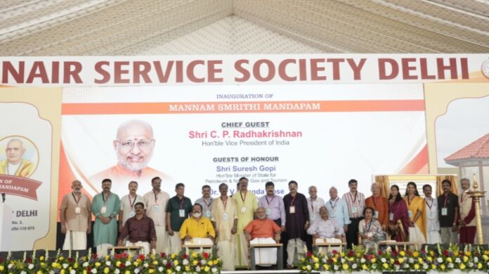 नई दिल्ली में मन्नाथु पद्मनाभन की प्रतिमा