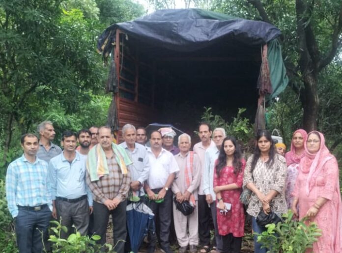 किसानों को पौधे वितरण करते हुए कार्यक्रम
