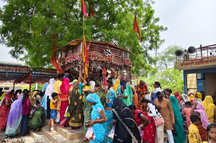 आस्था के मेले में श्रद्धालु पूजा करते हुए आस्था के मेले में श्रद्धालु पूजा करते हुए