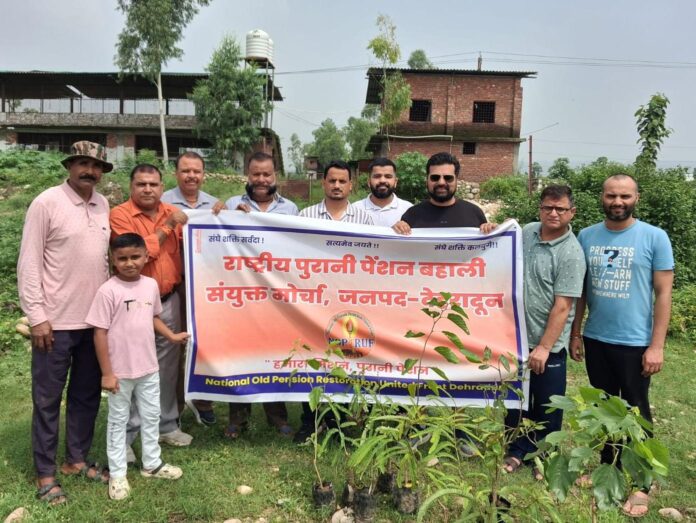 कर्मचारी पौधारोपण करते हुए कर्मचारी पौधारोपण करते हुए