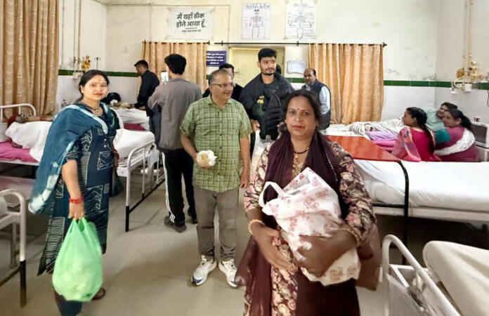 कांग्रेस जिला चिकित्सालय में फल वितरित करती है