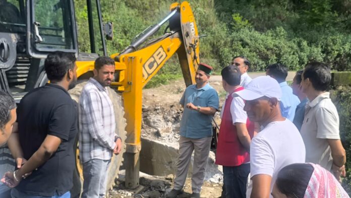 निर्माणाधीन सड़कों का निरीक्षण करते हुए उपमुख्य सचेतक निर्माणाधीन सड़कों का निरीक्षण करते हुए उपमुख्य सचेतक