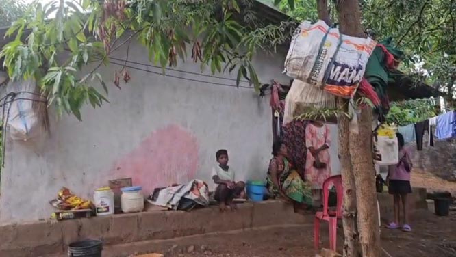 मृतक युवक दिलीप कुड़ियम के परिजन मृतक युवक दिलीप कुड़ियम के परिजन