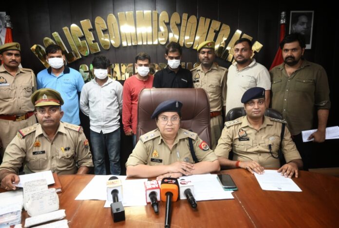 एयरलाइंस ठगी के आरोप में गिरफ्तार लोग