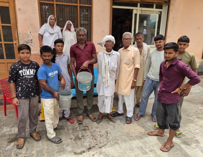 गांव सजूमा में गंदे पानी की समस्या