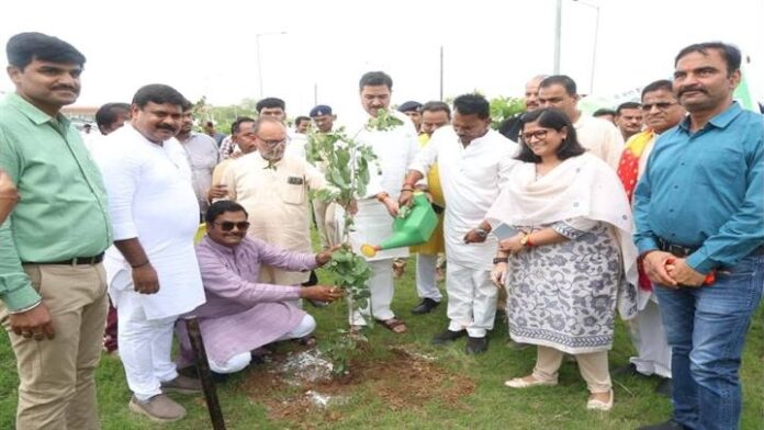एयरपोर्ट परिसर में पौधरोपण की तस्वीर