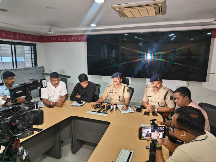गांजा तस्करी का खुलासा करते हुए पुलिस अधिकारी