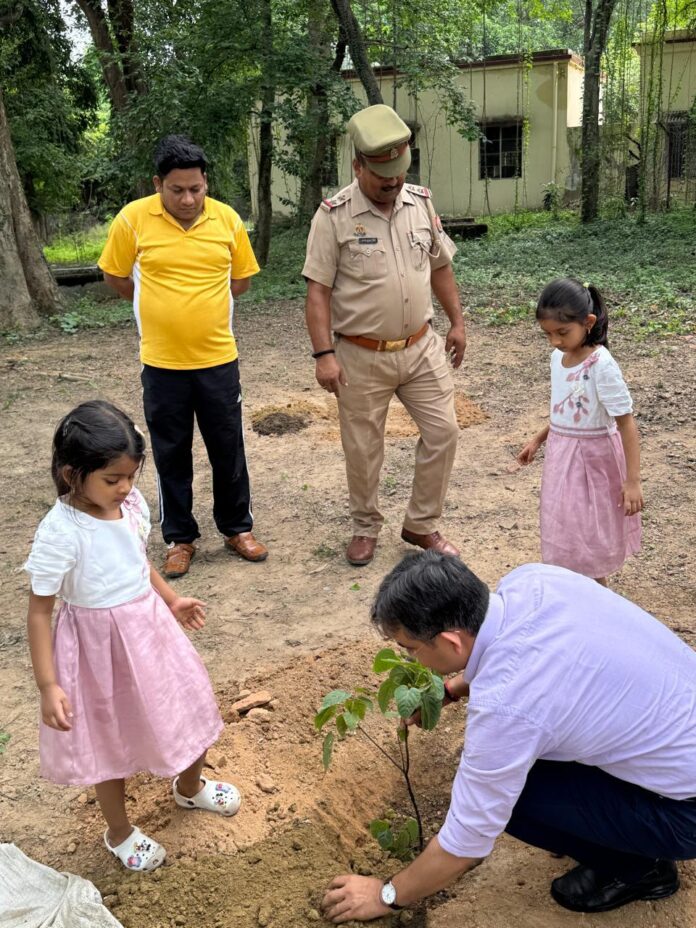 जिलाधिकारी बेटियां स्वच्छता अभियान में काम कर रही हैं जिलाधिकारी बेटियां स्वच्छता अभियान में काम कर रही हैं