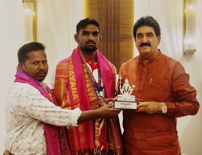 सौरभ यादव को सम्मानित करते हुए ज्ञान प्रकाश सिंह सौरभ यादव को सम्मानित करते हुए ज्ञान प्रकाश सिंह