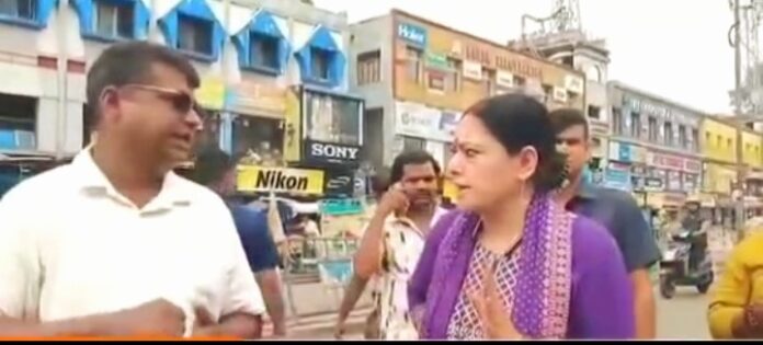 अग्निमित्र पाल बाजार इलाके का दौरा करती है अग्निमित्र पाल बाजार इलाके का दौरा करती है