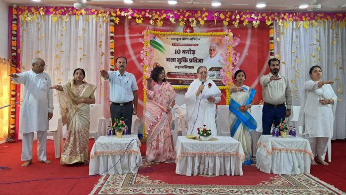 कार्यक्रम में मौजूद अतिथियों की तस्वीरें कार्यक्रम में मौजूद अतिथियों की तस्वीरें