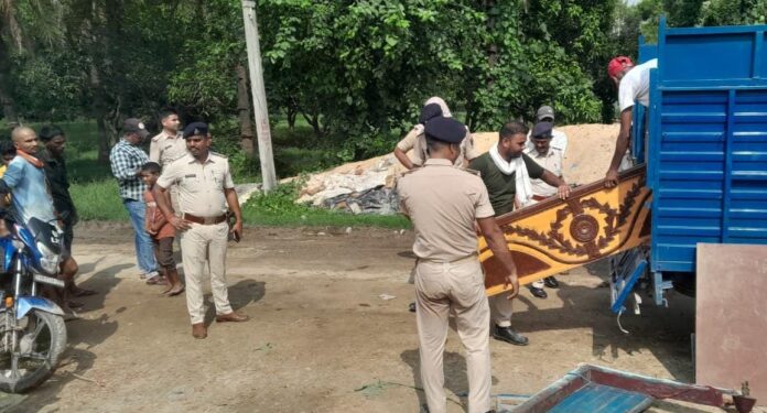 पॉक्सो आरोपी के घर कुर्की की कार्रवाई पॉक्सो आरोपी के घर कुर्की की कार्रवाई
