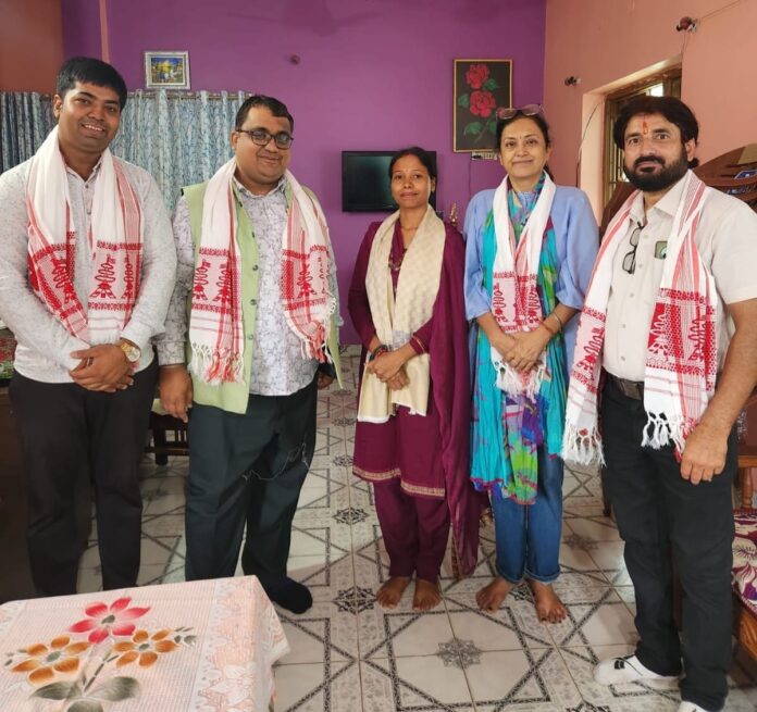 अध्यक्ष पार्षदों के साथ मिलते हैं अध्यक्ष पार्षदों के साथ मिलते हैं