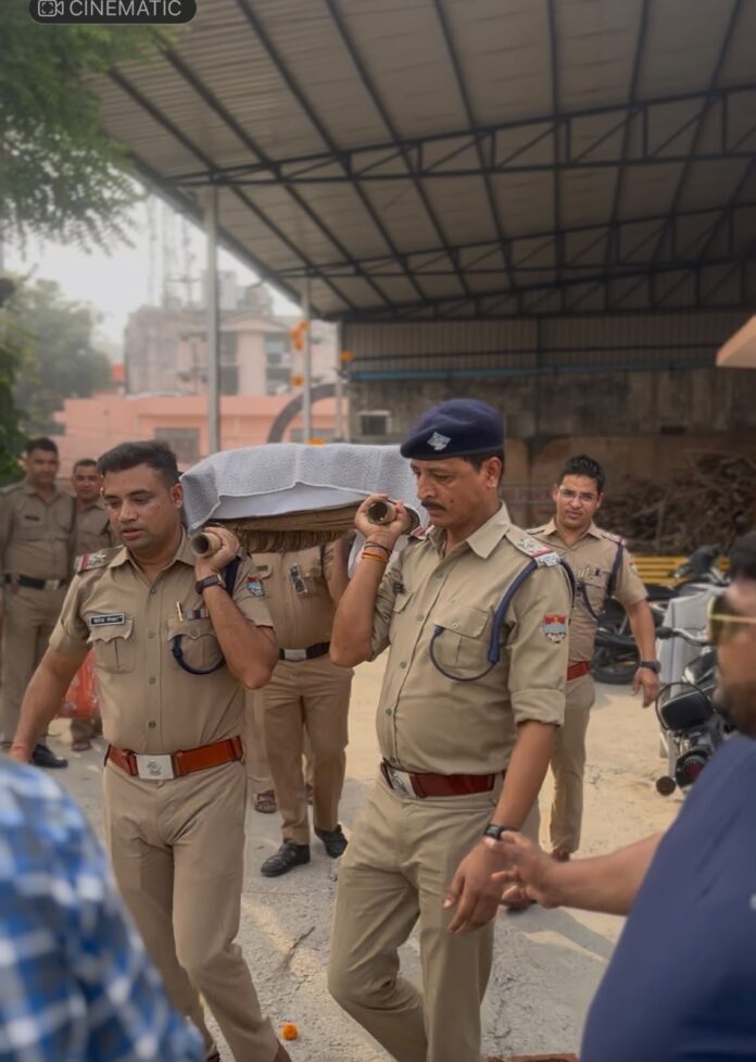पुलिस अंतिम संस्कार के लिए शव को कंधा देती है