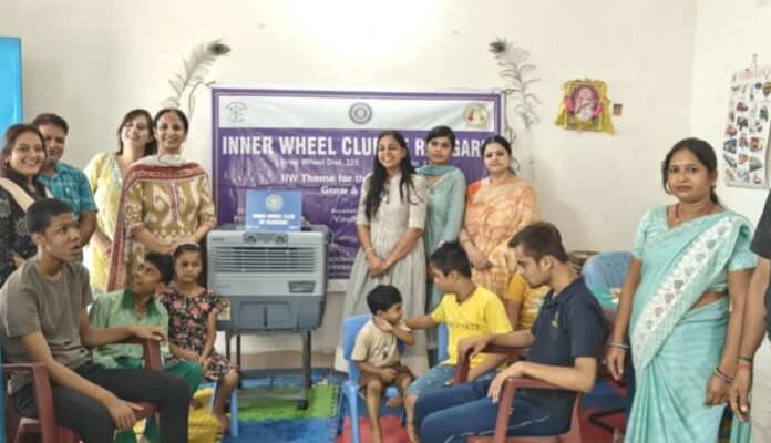 संस्था कूलर भेंट करती है गरीब परिवारों को