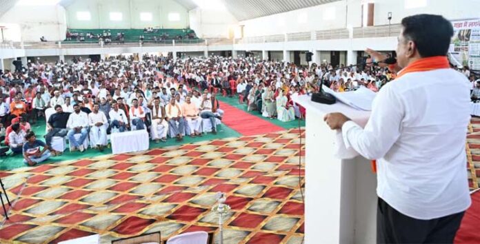 विजय शर्मा किसानों को शेयर प्रमाण पत्र वितरित करते हुए विजय शर्मा किसानों को शेयर प्रमाण पत्र वितरित करते हुए