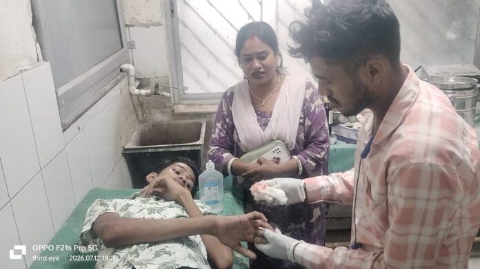 एक छोटा सा जख्मी बच्चा अपनी मां की गोद में