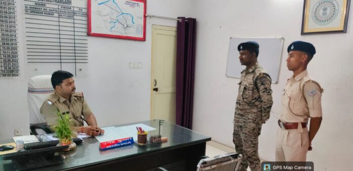 चौकीदारों को निर्देश देते थाना प्रभारी