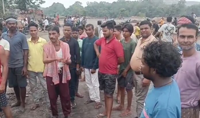 घटना के बाद मौके पर जुटे ग्रामीणों की भीड़