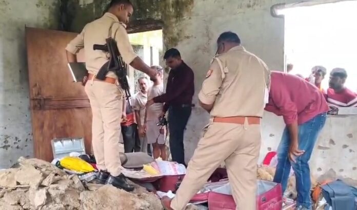 पुलिस घटनास्थल की जांच करती है