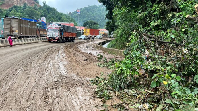 राष्ट्रीय राजमार्ग 27 ठप, यातायात जाम राष्ट्रीय राजमार्ग 27 ठप, यातायात जाम