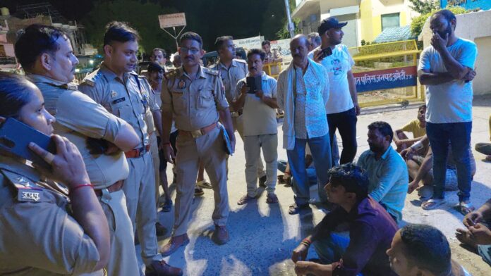 परिवार को समझती पुलिस मदद