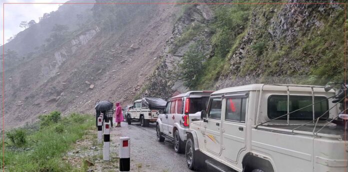 भूस्खलन से बंद राजमार्ग पर यातायात भूस्खलन से बंद राजमार्ग पर यातायात