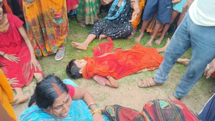 घटनास्थल पर शव और परिजन का दर्द