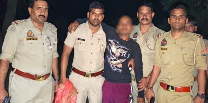 पुलिस गो हत्यारे को गिरफ्तार करती हुई