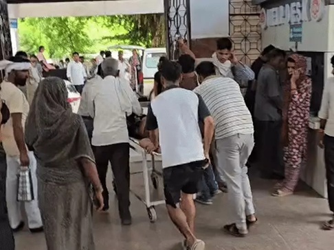घायलों को अस्पताल में ले जाते हुए घायलों को अस्पताल में ले जाते हुए