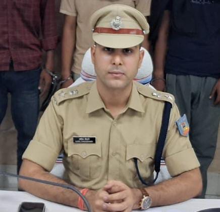 एसपी कपिल चौधरी एक पुलिस अधिकारी हैं जो देश की सुरक्षा के लिए काम करते हैं एसपी कपिल चौधरी एक पुलिस अधिकारी हैं जो देश की सुरक्षा के लिए काम करते हैं