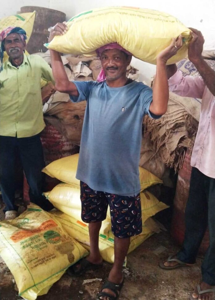 किसान खाद लेकर जाते हैं किसान खाद लेकर जाते हैं