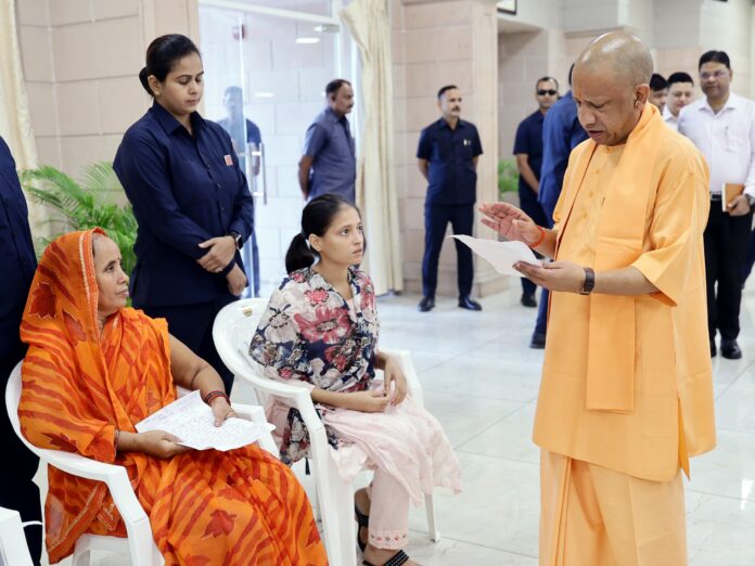मुख्यमंत्री योगी लोगों की समस्याएं सुनते हैं