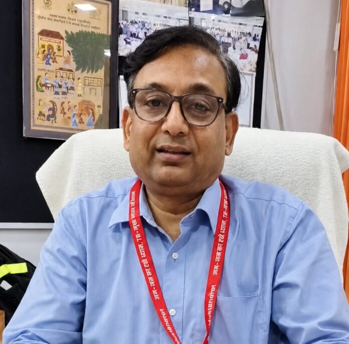 द्र. ऋषि सक्सेना की फोटो द्र. ऋषि सक्सेना की फोटो