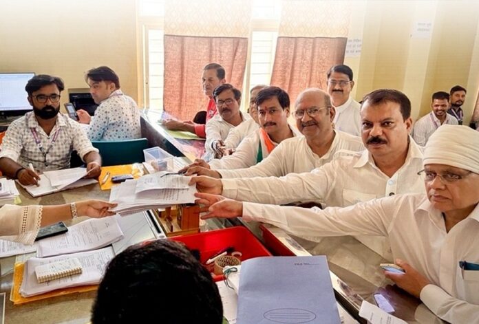 कांग्रेस प्रत्याशी नामांकन दाखिल करते हुए