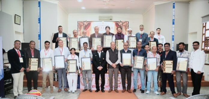 ग्रुप फोटो खुशियों के पल
