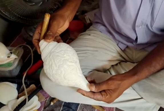 सूक्ष्म नक्काशी से बनी शंख कलाकृतियां सूक्ष्म नक्काशी से बनी शंख कलाकृतियां