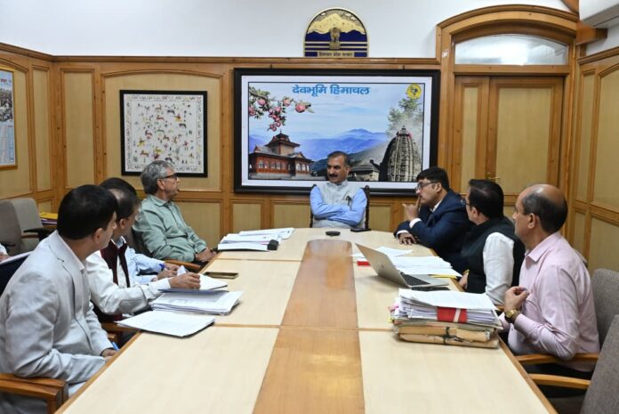 मुख्यमंत्री बैठक समीक्षा करते हुए मुख्यमंत्री बैठक समीक्षा करते हुए