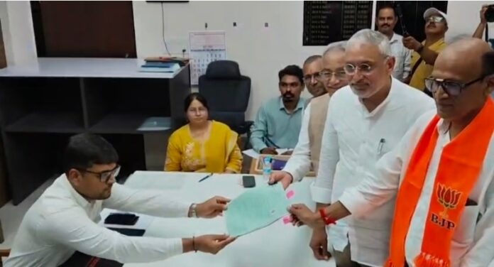 भाजपा उम्मीदवार सतीश पटेल नामांकन भरते हुए