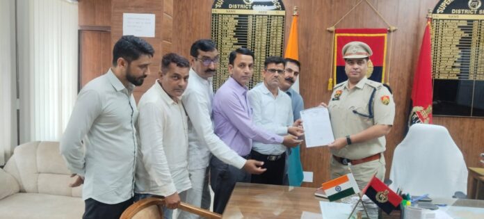 शिक्षक पुलिसकर्मियों को संदेश देते हुए