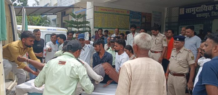 स्थानीय लोग घायलों को अस्पताल ले जाते हुए स्थानीय लोग घायलों को अस्पताल ले जाते हुए
