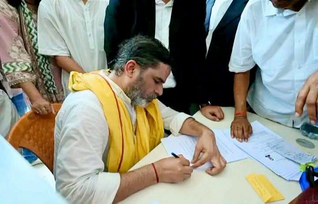 प्रशांत किशोर नामांकन दाखिल करते हैं प्रशांत किशोर नामांकन दाखिल करते हैं