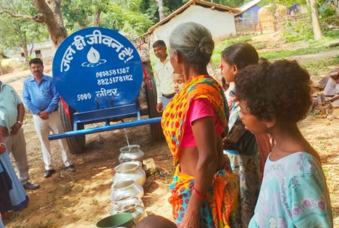 ग्रामीण पूजा करते और जल भरते