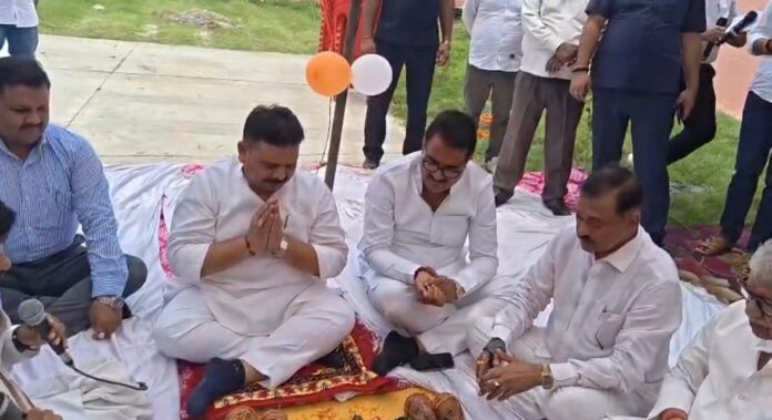राज्य मंत्री पूजा करते हुए वीडियो राज्य मंत्री पूजा करते हुए वीडियो