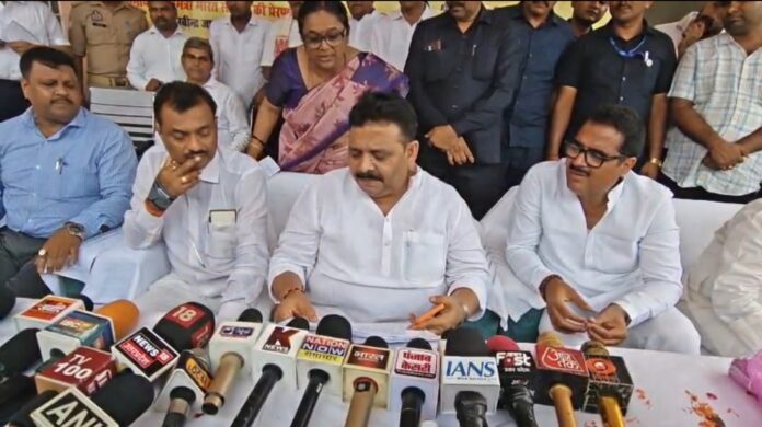 मीडिया से वार्ता करते राज्य मंत्री मीडिया से वार्ता करते राज्य मंत्री